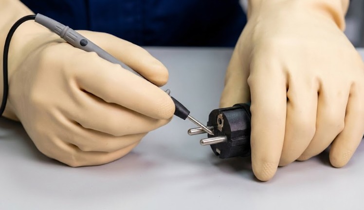 作業中に感電してビリビリするのを防ぐには