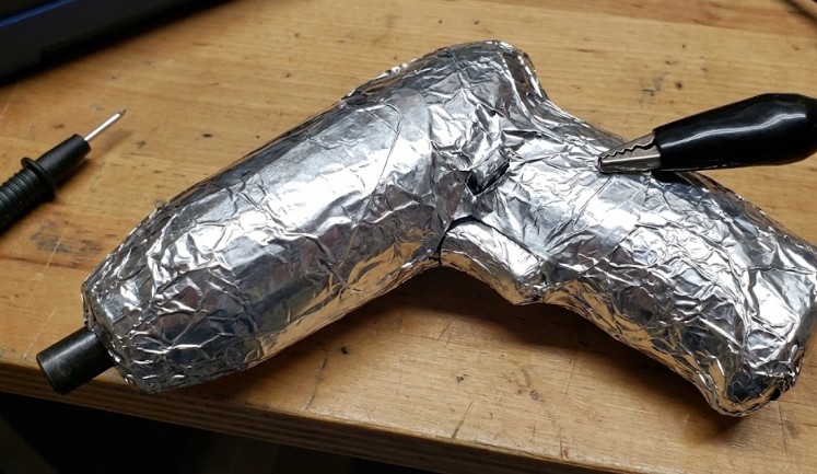 アース端子がない樹脂筐体でのアルミ箔活用法