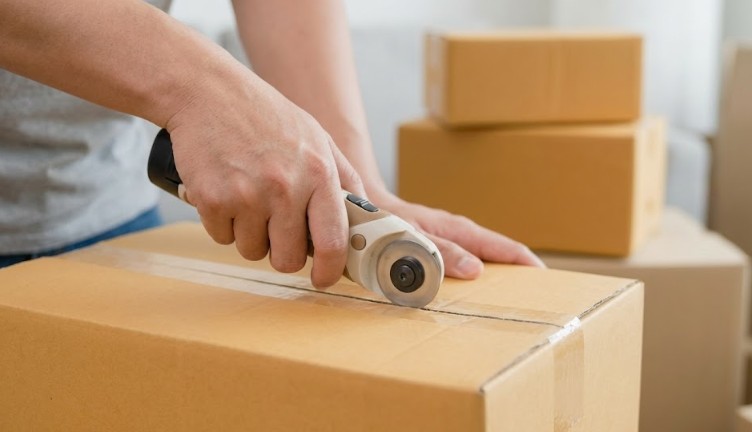 充電式カッターで段ボールを処理