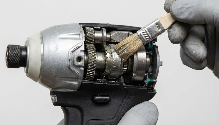 ハンマーケース内のグリスアップと手入れ