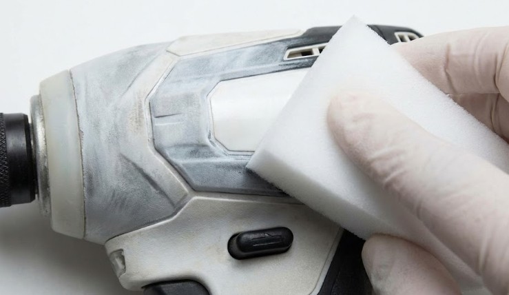 白化した樹脂パーツは激落ちくんで研磨