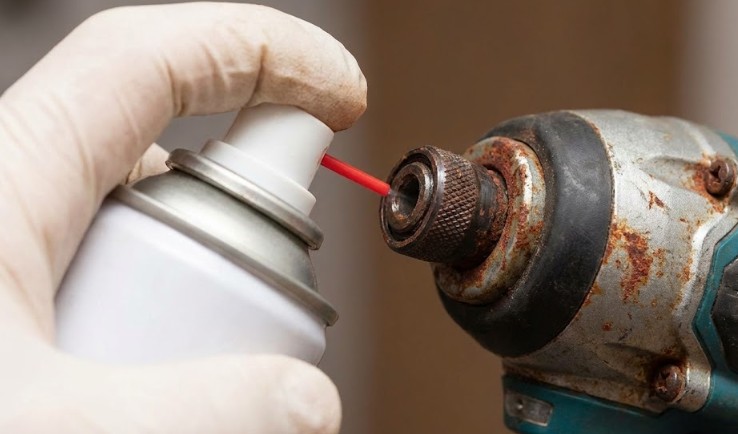 サビ落としには556などの潤滑剤を活用