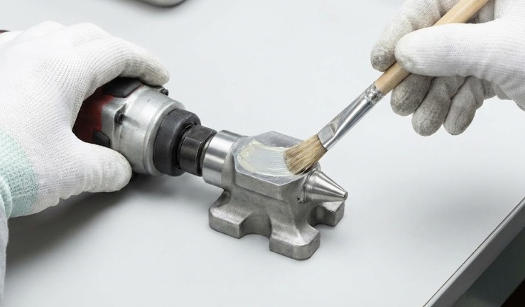 ハンマーやアンビルへの正しいグリスの塗り方