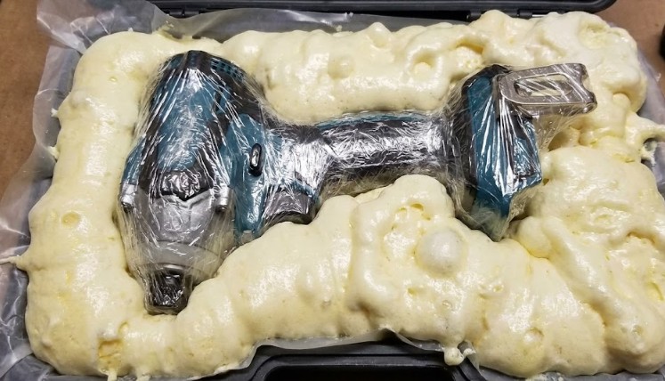 発泡ウレタンで完璧な型取りを行う