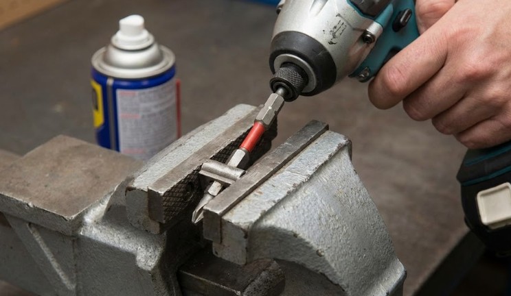 ビットが噛み込み抜けない時の緊急処置と外し方