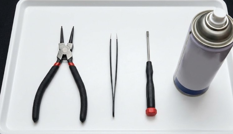 修理に必要なスナップリングプライヤー等の工具