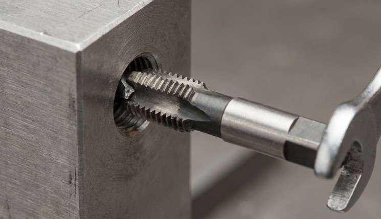 穴の中でタップが折れた時の除去方法とリカバリー