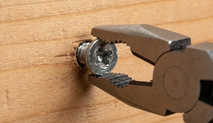 頭がなめたネジの回し方と専用の外し方ツールの活用