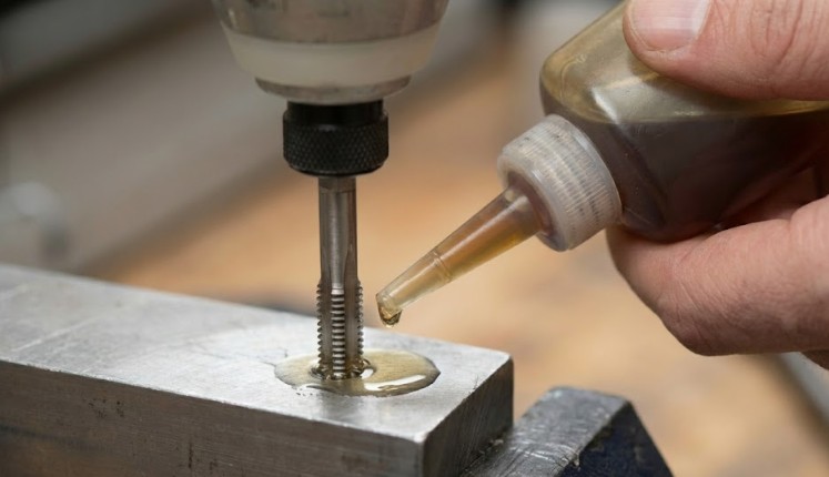 摩擦熱や焼き付きを抑える切削油の選び方と効果