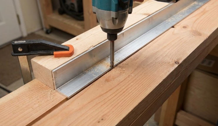 直線を正確に出すためのガイドレールや治具の自作手順