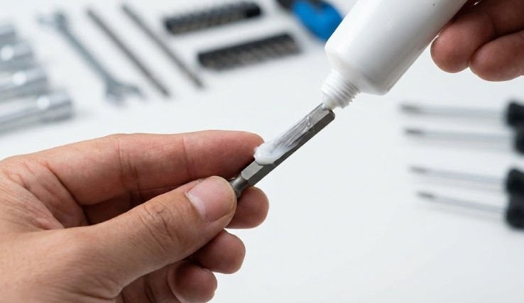 ビット用グリスによる日頃の予防メンテナンス