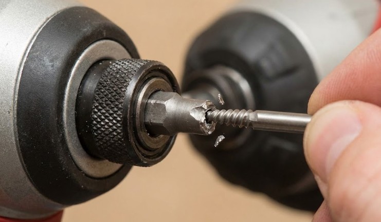 内部でビットが折れた際の抜き器や専用工具の活用