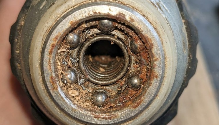 スリーブ内部に侵入した粉塵やサビによる固着