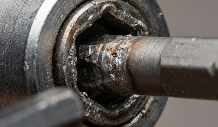 打撃の衝撃で発生するかじり現象と塑性変形