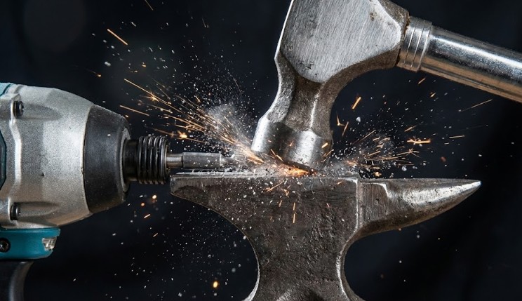 スプリングとカム溝が弾性エネルギーを変換する工程