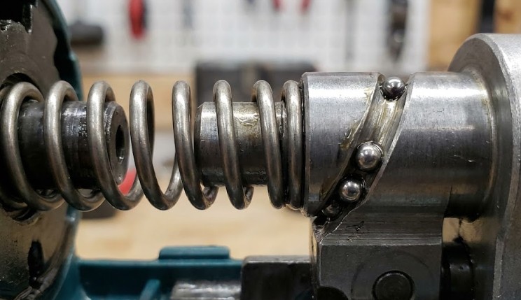 打撃を生み出すハンマーとアンビルの内部動態