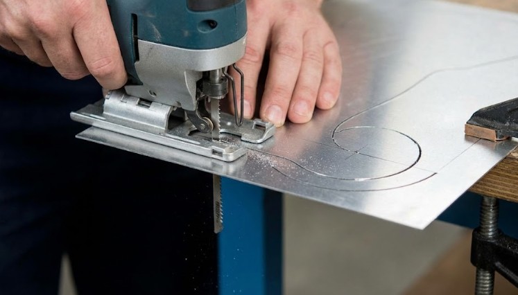 曲線加工を得意とするジグソーの金属切断能力