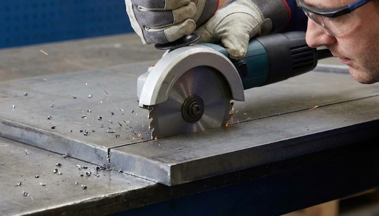 厚い鋼板も切断できるチップソーカッターの利点