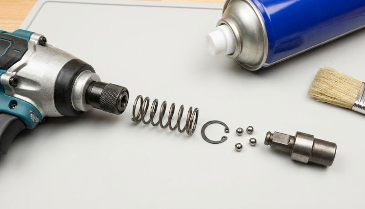 アンビルやスリーブを分解して内部を清掃する