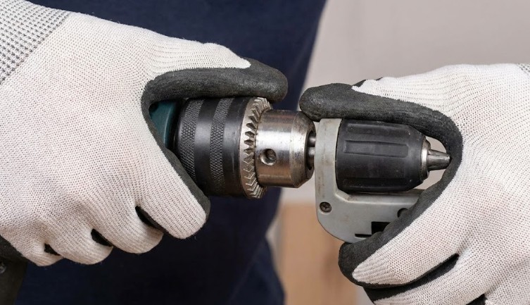 ドリルチャックのガジリで外れない場合の解決策