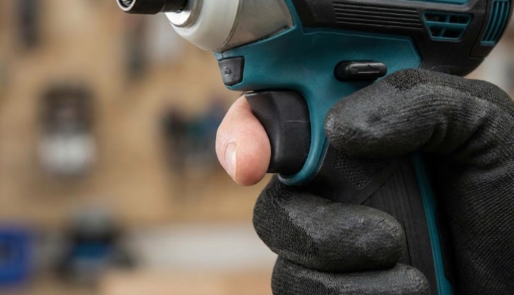 金属加工時の回転数制御とトリガー操作