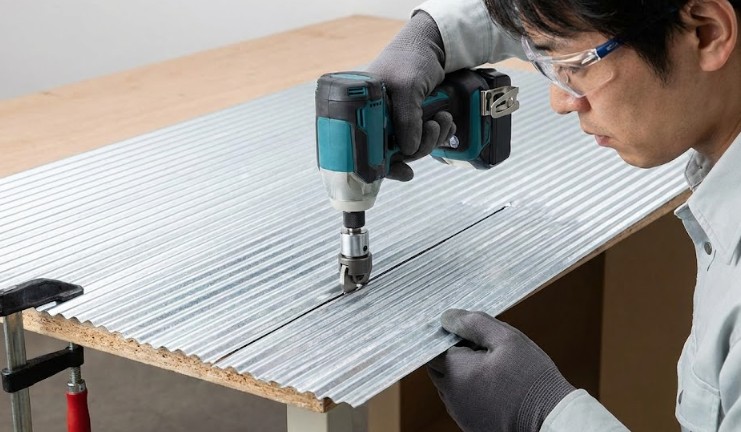 鉄板の切断に最適なメタルカッターの活用