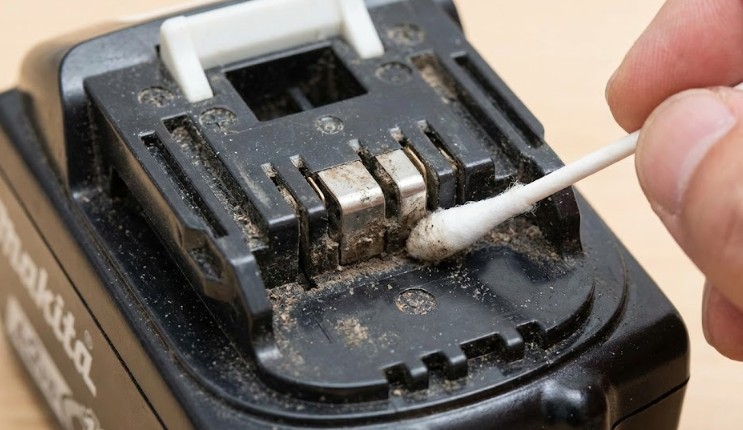 紫色の高速点滅は端子の汚れや通信エラーが主な原因