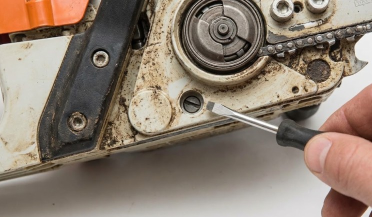 MS261などプロ機のオイル調整ネジの位置