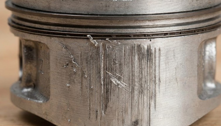 混合油の質が低下するとピストンの故障を招く