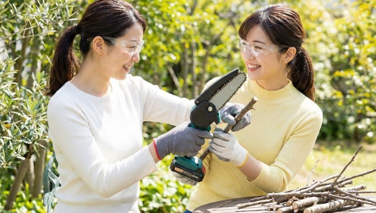 庭木の剪定に最適で操作性が良いと評判の理由