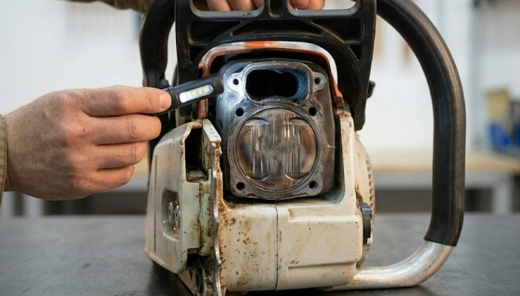 エンジンの焼き付きを判断する圧縮圧力の確認
